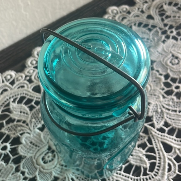 Vintage blue Ball Ideal mason jar with wire closure - Picture 3 of 4